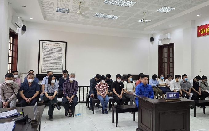 Bị cáo Trịnh Ngọc Duy (áo xanh) bị tạm giam, còn các bị cáo khác được tại ngoại tham gia phiên tòa. Ảnh: Hải Duyên