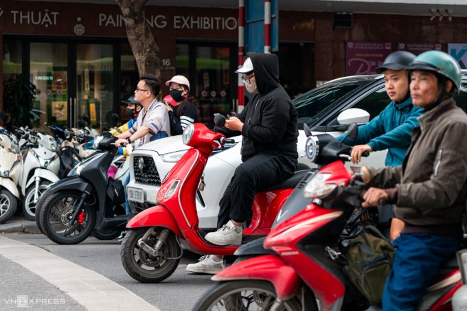 Khí thải xe máy là một trong những nguồn phát thải gây ô nhiễm không khí. Ảnh: Minh Quân