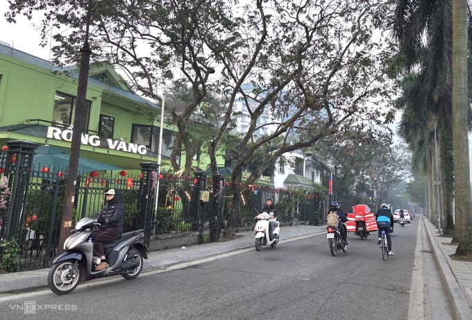 Một đoạn phố Nguyễn Đình Thi ở ven Hồ Tây. Ảnh: Võ Hải