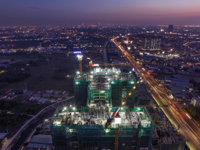 Công trình sáng đèn ngày đêm. Ảnh: Phát Đạt