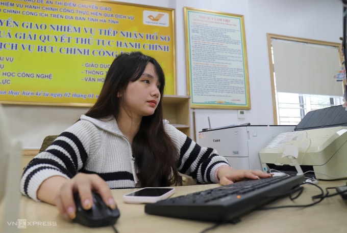 Cán bộ, công chức làm việc Trung tâm Phục vụ hành chính công tỉnh Hà Tĩnh, tháng 11/2025. Ảnh: Đức Hùng