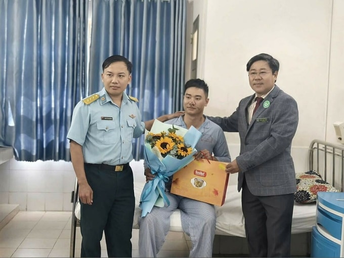 Lãnh đạo bệnh viện tặng hoa chúc mừng Trung úy Đinh Thành Trung xuất viện. Ảnh: Bệnh viện Đa khoa Phú Yên