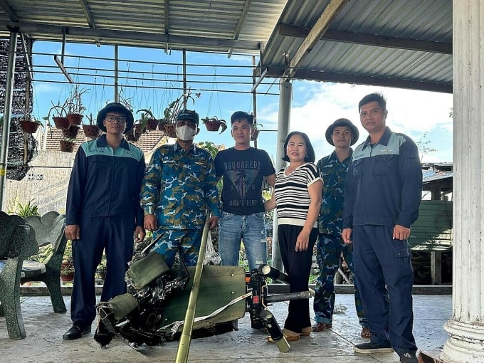 Ghế phóng của máy bay quân sự được người dân phát hiện, bàn giao cho quân đội. Ảnh: Nguyệt Nhi