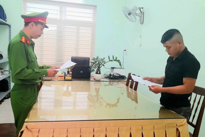 Công an xã Nghĩa Hành tống đạt quyết định khởi tố Nguyễn Khánh, ngày 26/1. Ảnh: Công an xã Nghĩa Hành