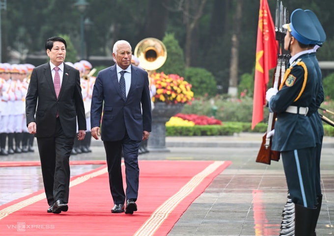 Chủ tịch nước Lương Cường và Chủ tịch Hội đồng châu Âu Antonio Costa duyệt đội danh dự tại Phủ Chủ tịch ngày 29/1. Ảnh: Giang Huy