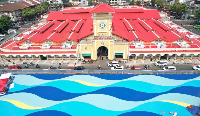 Khu vực trước chợ Bến Thành được sơn hình sóng nước kết hợp chỉnh trang mặt ngoài các công trình. Ảnh: Quỳnh Trần