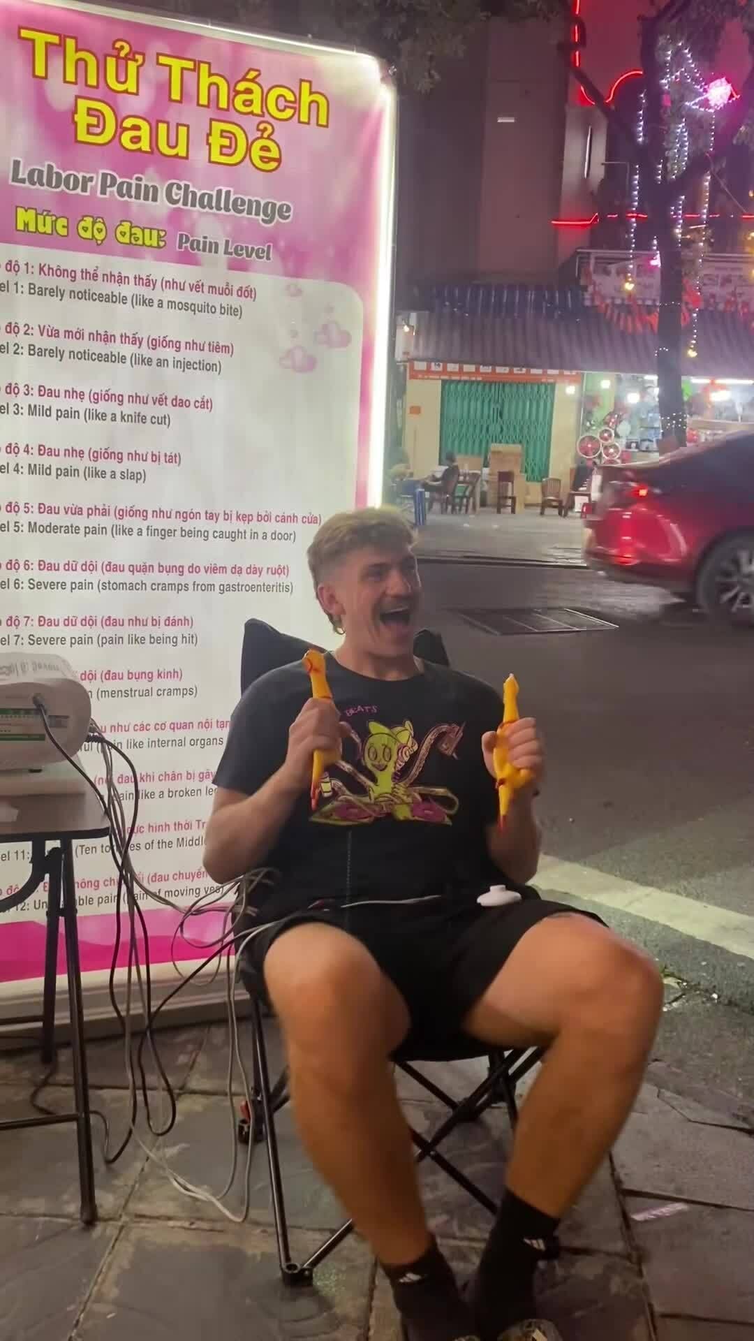 Du khách thử 'đau đẻ' tại phố cổ Hà Nội