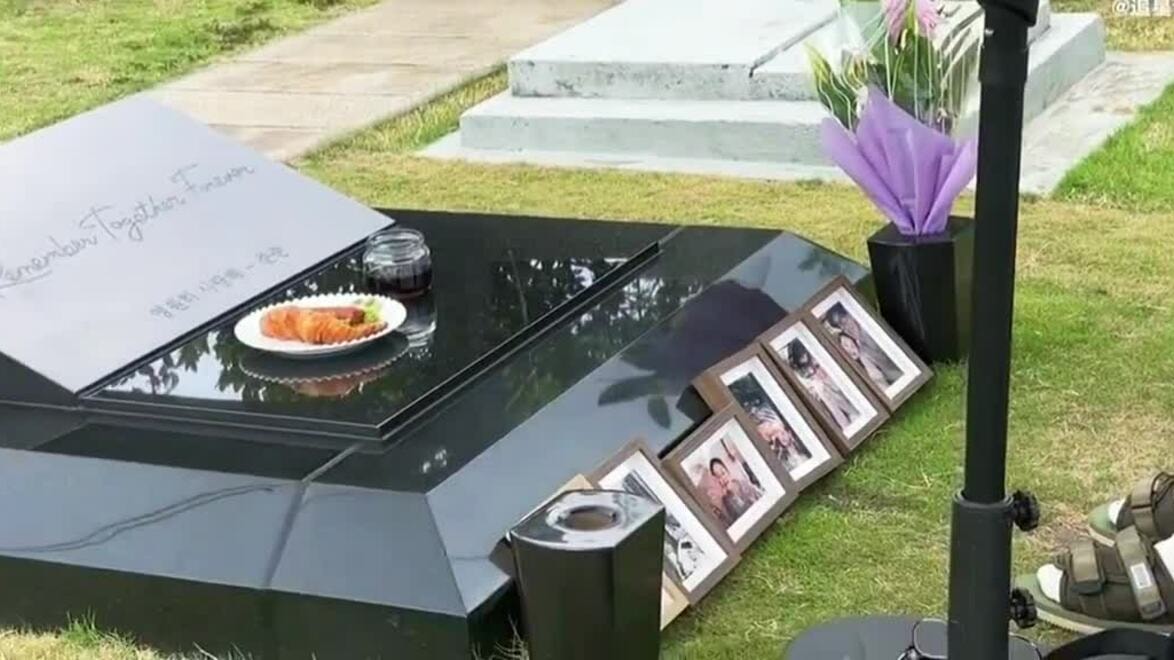 DJ Koo tại mộ phần Từ Hy Viên