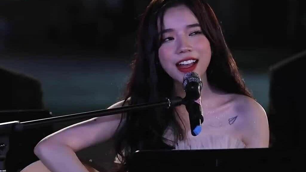 LyLy hát Sao anh chưa về nhà trong chương trình Xuân hạ thu đông rồi lại xuân