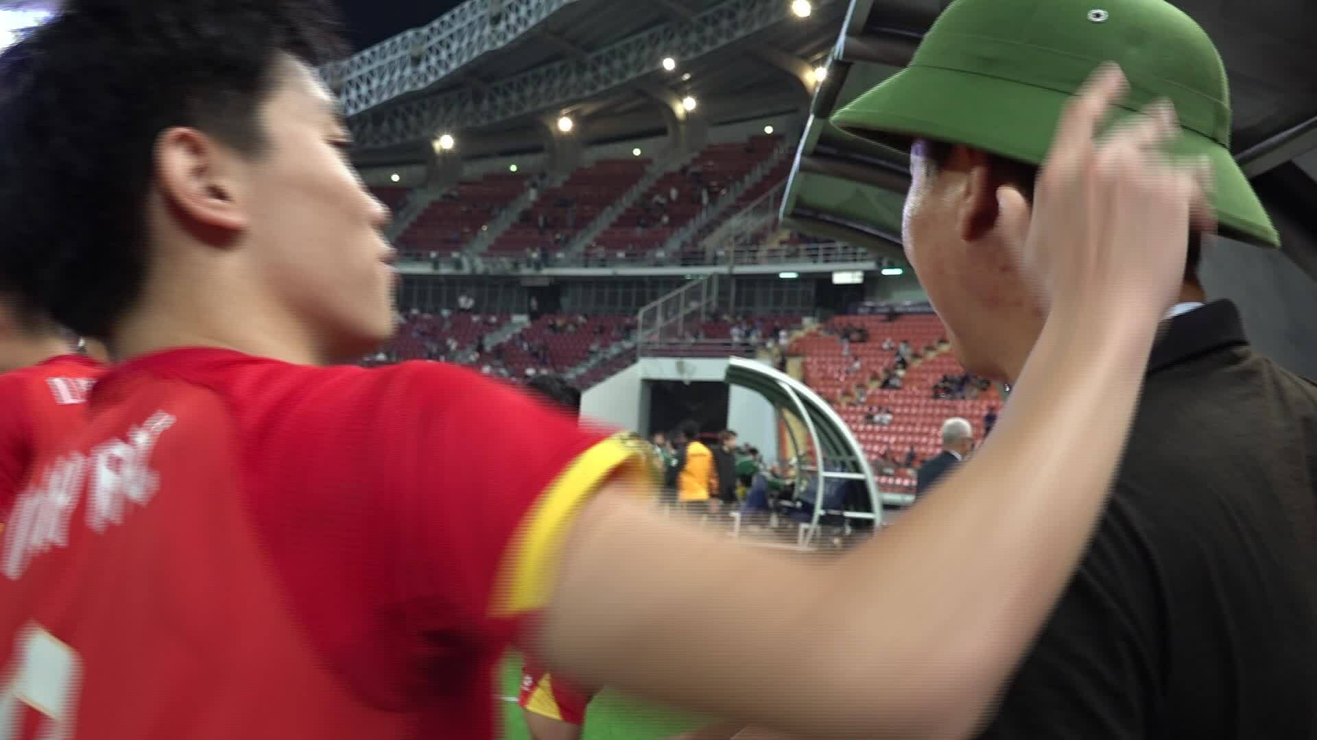 Khoảnh khắc ‘Đình Bắc đội mũ cối cho HLV Kim’ thắng giải ở Cup Chiến thắng