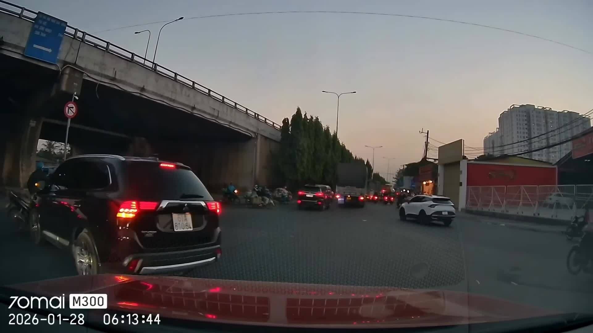 Ôtô húc vào xe máy ở dưới chân cầu vượt