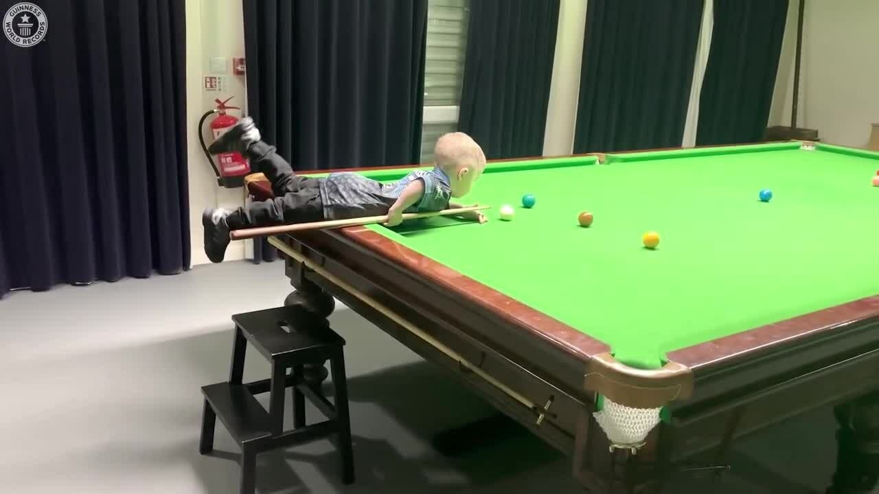 Bé 2 tuổi lập kỷ lục thế giới về cú đánh kỹ thuật bida snooker