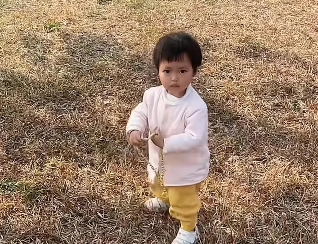 Đi chơi, bé gái nhặt được dây chuyền vàng trị giá 262 triệu đồng - Ảnh 1.