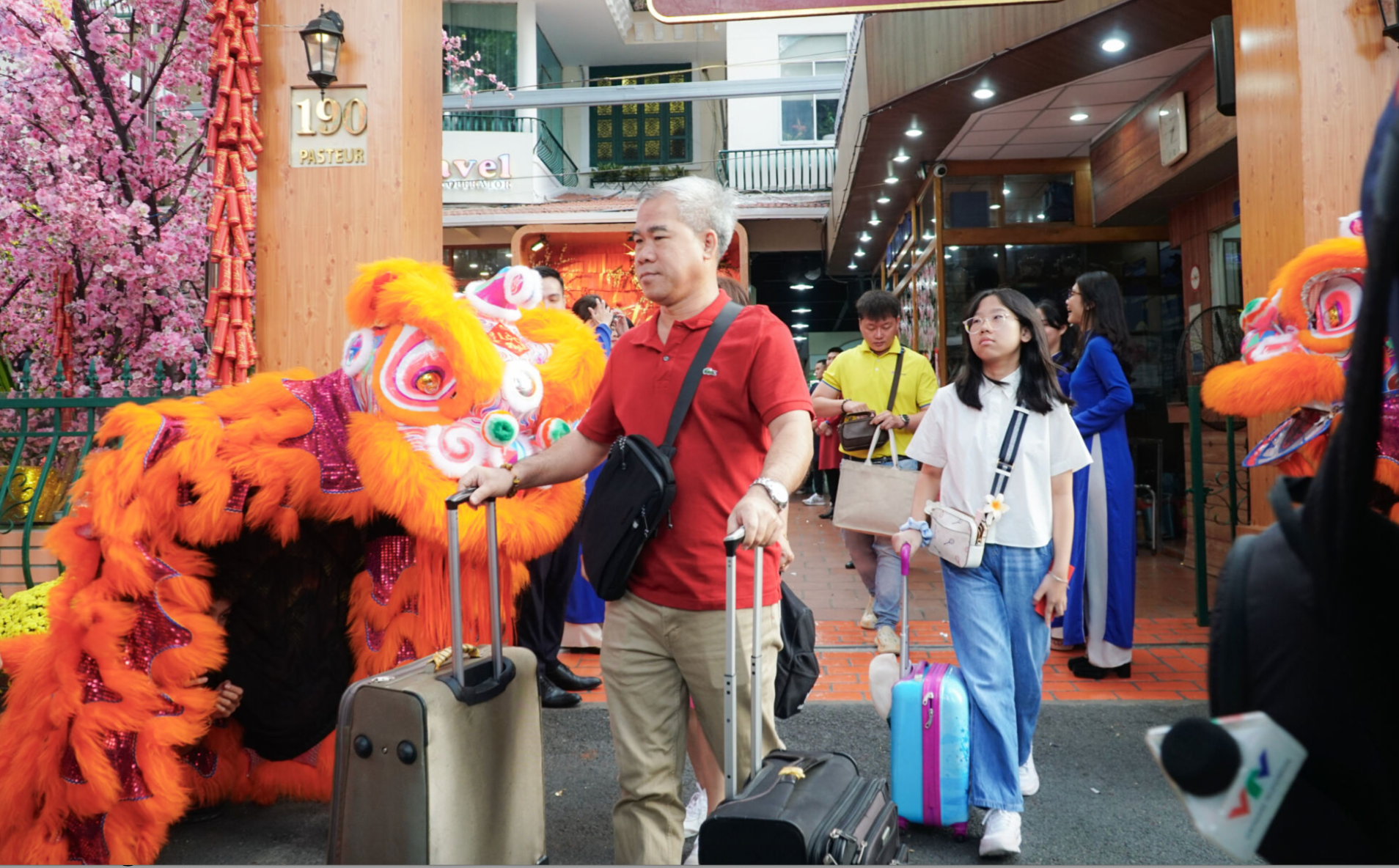 Mùng 1 Tết, khách du lịch ồ ạt khởi hành du xuân trong và ngoài nước- Ảnh 1. Mùng 1 Tết, khách du lịch ồ ạt khởi hành du xuân trong và ngoài nước- Ảnh 1.