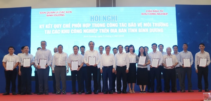 Bình Dương: "Bắt tay" bảo vệ môi trường, chuyển đổi KCN sinh thái- Ảnh 1. Bình Dương: "Bắt tay" bảo vệ môi trường, chuyển đổi KCN sinh thái- Ảnh 1.