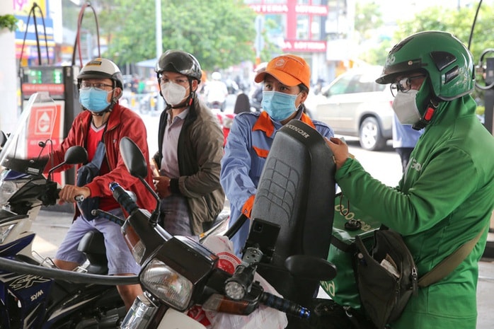 Giá xăng dầu tăng mạnh 800 đồng , tác động đến kinh tế và người tiêu dùng năm 2026 - Ảnh 1.