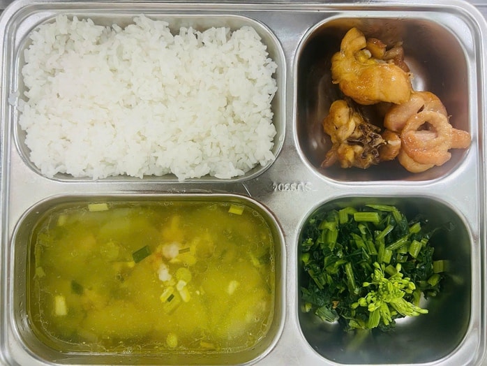 Bữa ăn bán trú của học sinh tiểu học Nguyễn Văn Trỗi gây tranh cãi - Ảnh 3. Bữa ăn bán trú của học sinh tiểu học Nguyễn Văn Trỗi gây tranh cãi - Ảnh 3.