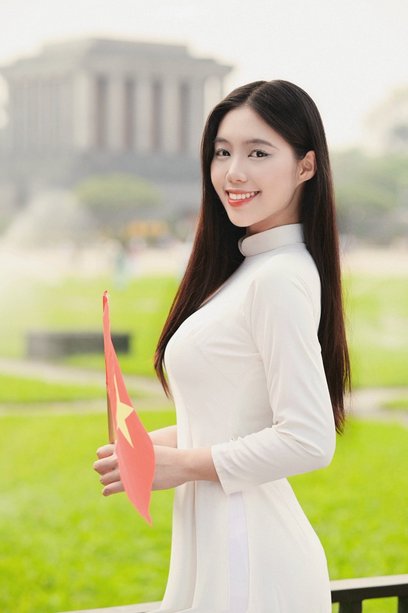 Châu Anh sở hữu nhan sắc dịu dàng, thanh lịch.