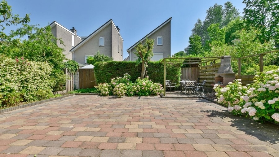 Đá lát sân vườn cần đảm bảo thoát nước tốt. (Ảnh: Happynest)