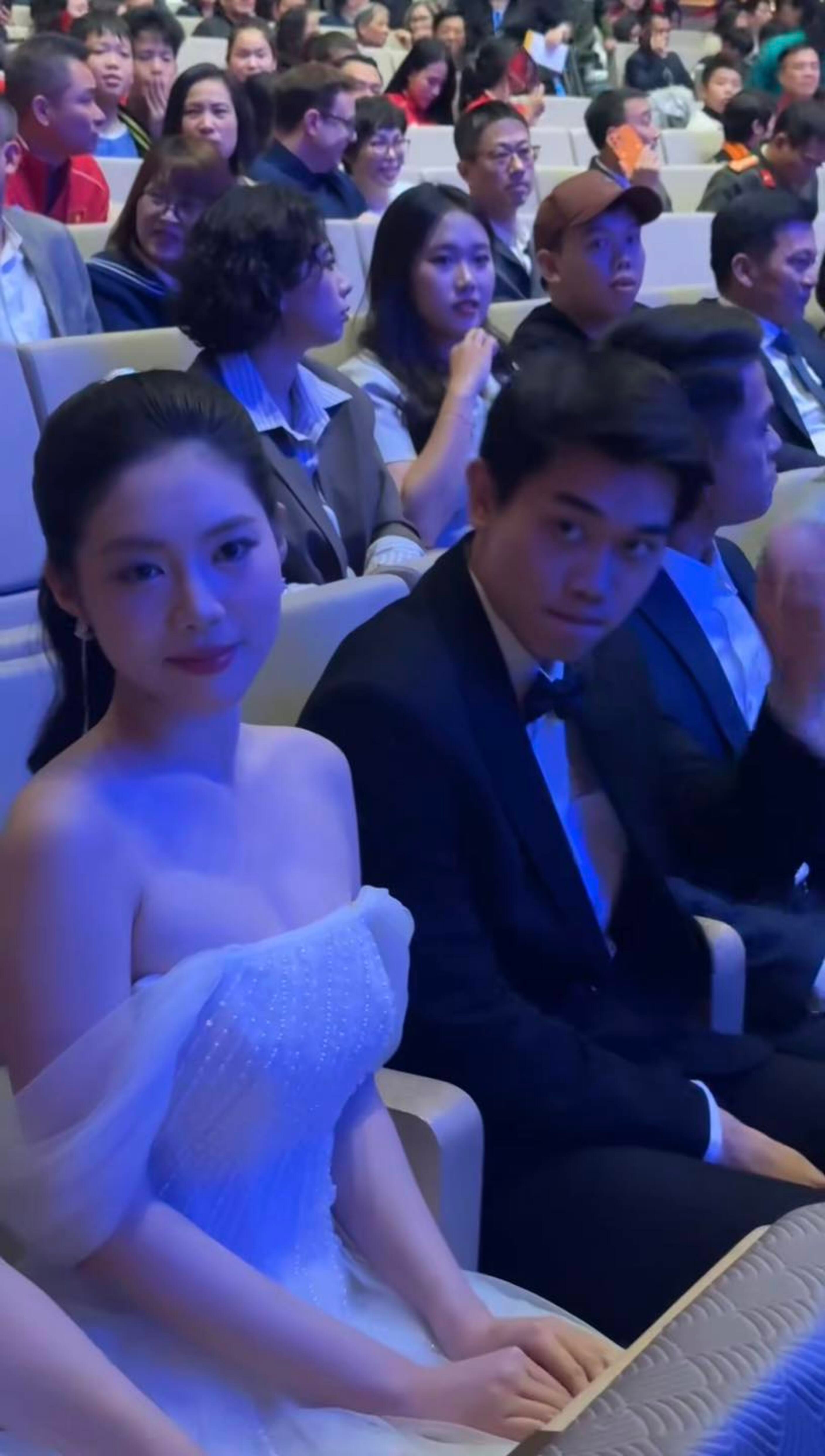 Khoảnh khắc chung khung hình của Á hậu Châu Anh và cầu thủ Đình Bắc.