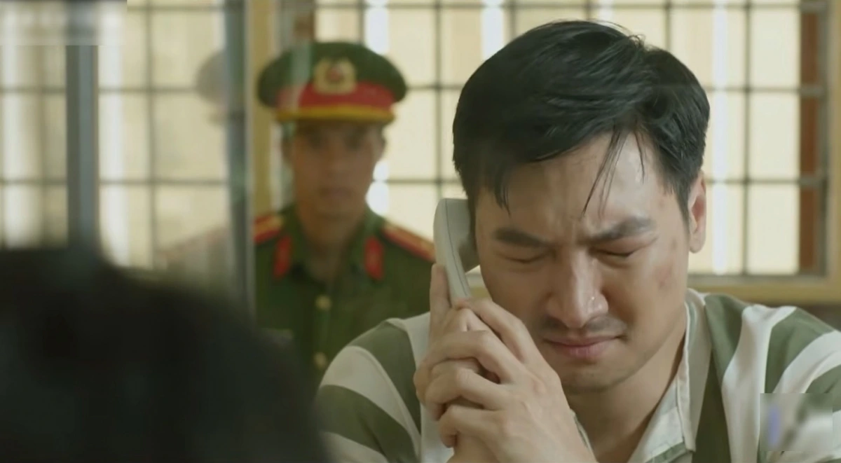 Triển bật khóc khi nghe những lời nói từ bạn thân.