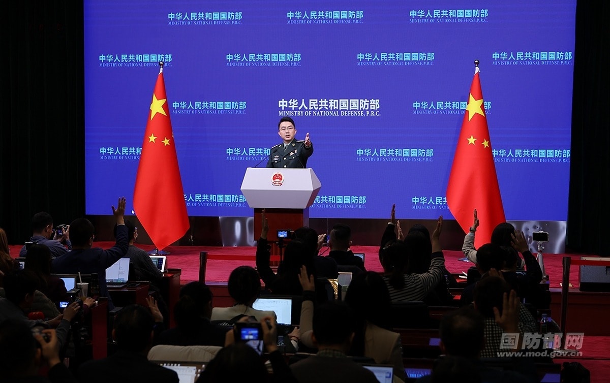 Người phát ngôn Bộ Quốc phòng Trung Quốc Trưởng Bân tại cuộc họp báo chiều 29/01. (Ảnh: Bộ Quốc phòng Trung Quốc)