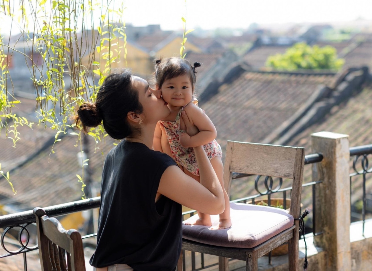 Hoàng My làm mẹ đơn thân sau chia tay.