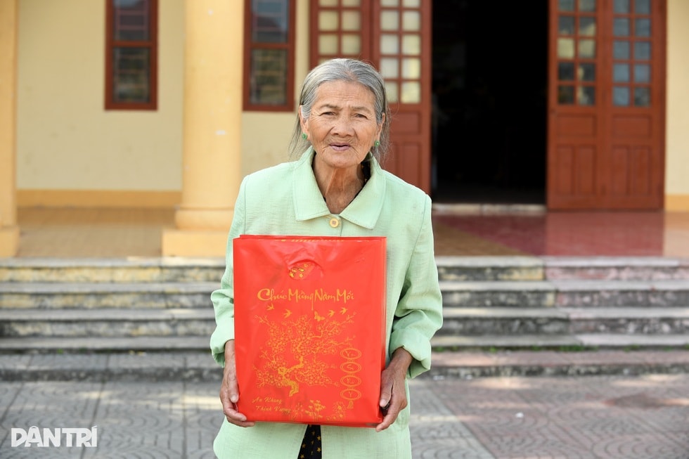 Bạn đọc Dân trí mang niềm vui Tết đến đồng bào vùng lũ Quảng Trị - 2 Bạn đọc Dân trí mang niềm vui Tết đến đồng bào vùng lũ Quảng Trị - 2