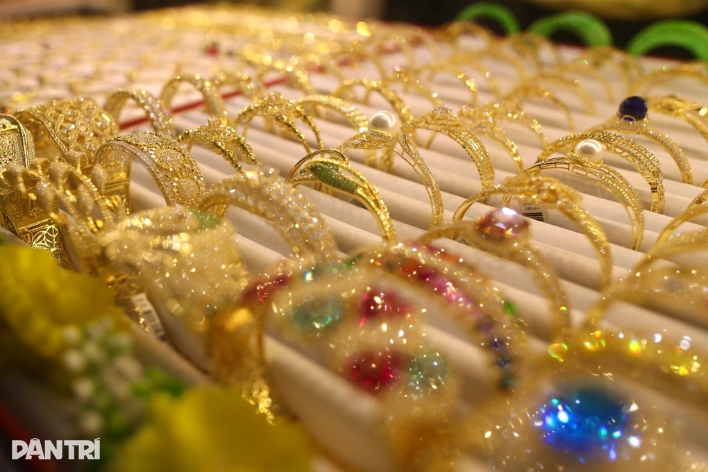 Giá vàng rơi thẳng đứng: Chuyên gia thế giới cũng chóng mặt, choáng váng - 1 Giá vàng rơi thẳng đứng: Chuyên gia thế giới cũng chóng mặt, choáng váng - 1