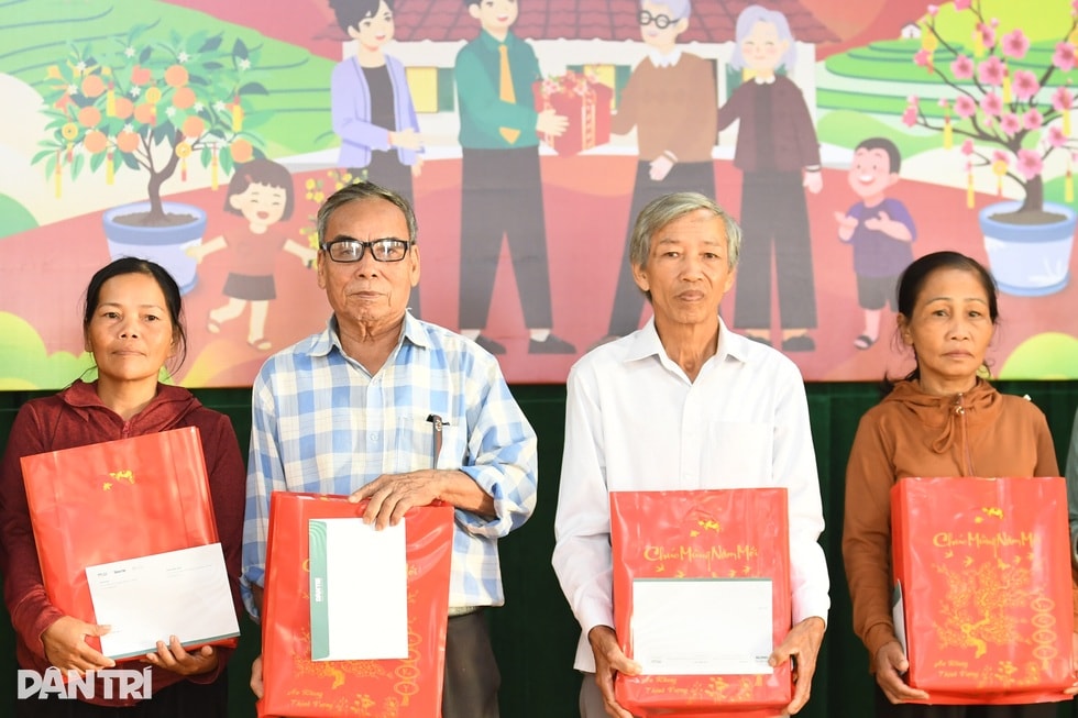 Bạn đọc Dân trí mang niềm vui Tết đến đồng bào vùng lũ Quảng Trị - 4 Bạn đọc Dân trí mang niềm vui Tết đến đồng bào vùng lũ Quảng Trị - 4