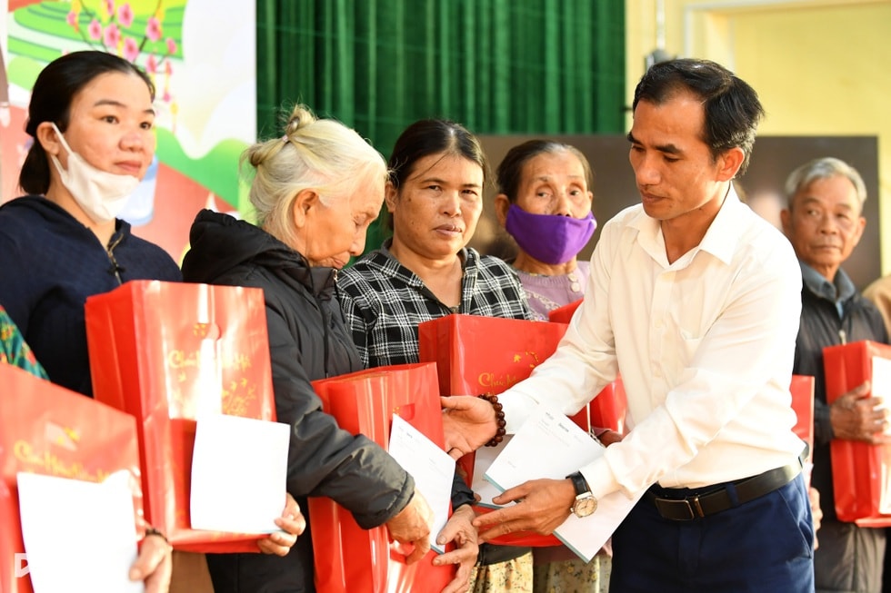 Bạn đọc Dân trí mang niềm vui Tết đến đồng bào vùng lũ Quảng Trị - 1 Bạn đọc Dân trí mang niềm vui Tết đến đồng bào vùng lũ Quảng Trị - 1