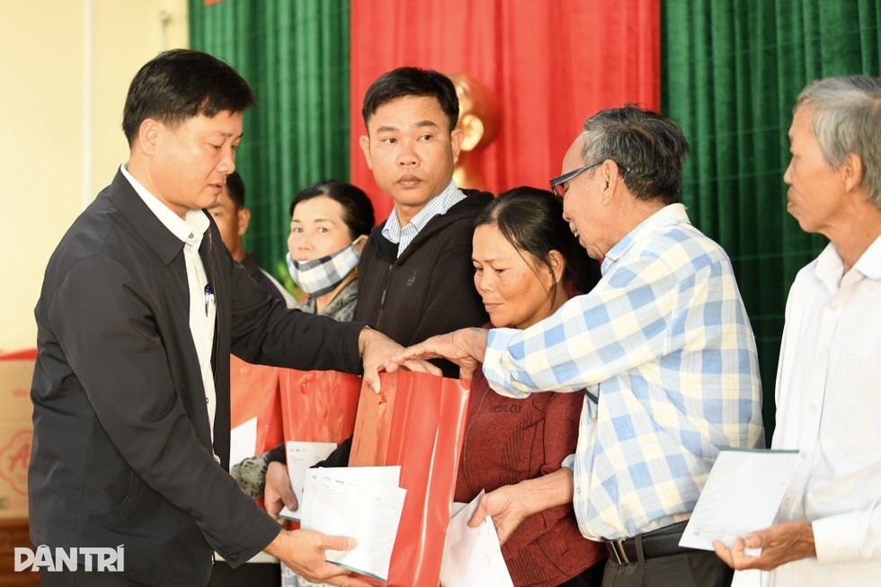 Bạn đọc Dân trí mang niềm vui Tết đến đồng bào vùng lũ Quảng Trị - 7 Bạn đọc Dân trí mang niềm vui Tết đến đồng bào vùng lũ Quảng Trị - 7