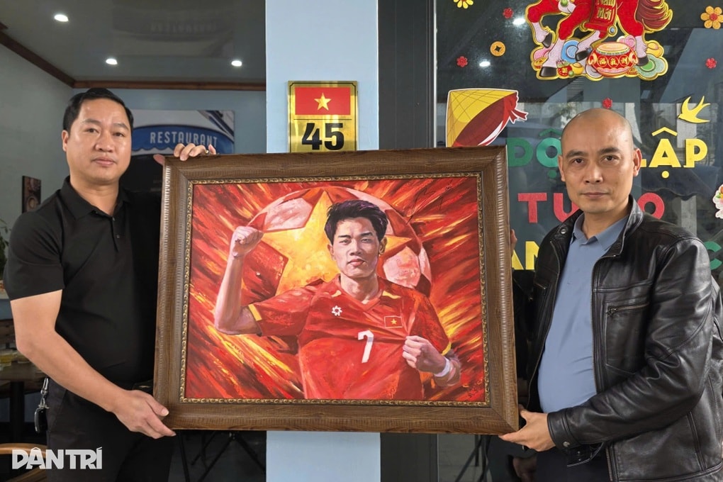 Tranh sơn dầu vẽ tiền đạo Đình Bắc được đấu giá để giúp đồng hương nghèo - 2 Tranh sơn dầu vẽ tiền đạo Đình Bắc được đấu giá để giúp đồng hương nghèo - 2