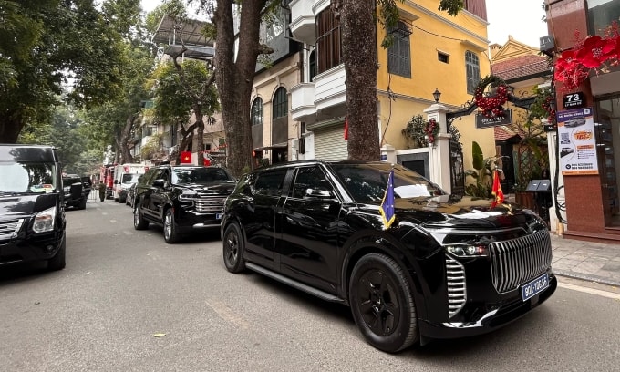 Đoàn xe đưa ông Costa tới Spices Villa. Ảnh: NVCC