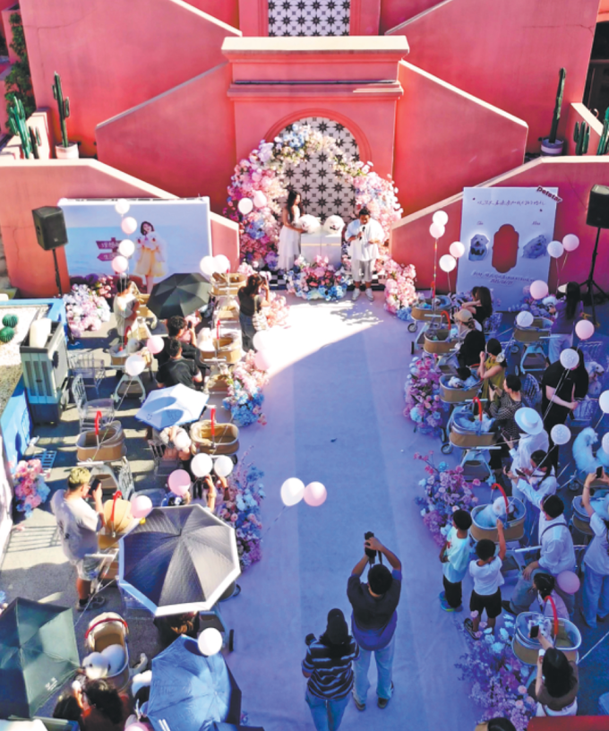 Vợ chồng anh Bai Yu và chị Ju Jie ở Hàng Châu, Trung Quốc tổ chức đám cưới cho hai chú chó của gia đình đầu năm 2026. Ảnh: China Daily