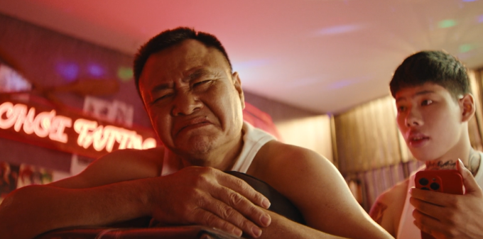 NSND Tự Long vào vai dân chơi trong phim quảng cáo. Ảnh: Viettel Telecom