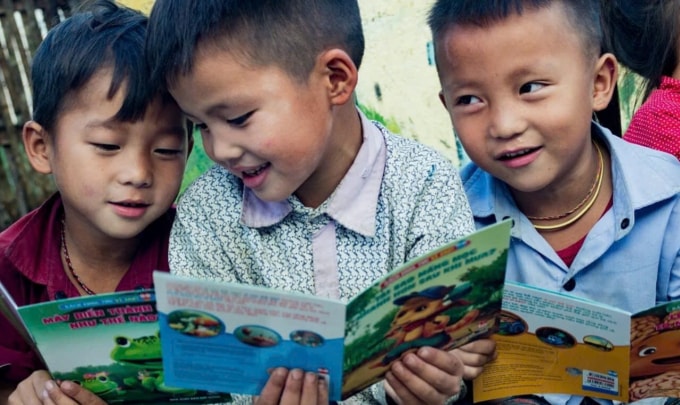 Những đứa trẻ vùng cao Trạm Tấu, Yên Bái (hiện là Lào Cai) hào hứng đọc truyện tranh. Ảnh: Nguyễn Tú Anh