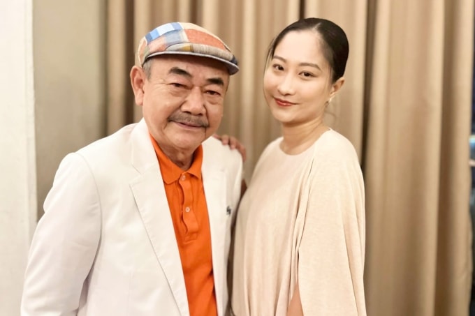 Nghệ sĩ Việt Anh và Chân Chân - vợ kiêm quản lý của ông - trong hậu trường sự kiện. Họ đăng ký kết hôn năm 2025, chưa dự tính tổ chức đám cưới. Ảnh: Kiệt Kiệt