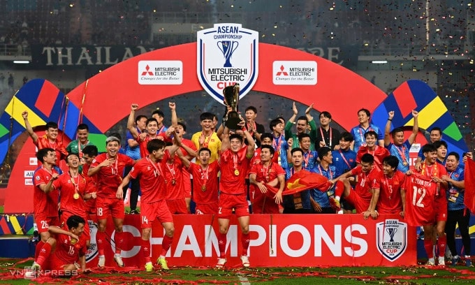 Khoảnh khắc đội trưởng Đỗ Duy Mạnh nâng Cup vô địch ASEAN Cup 2024 trên sân Rajamangala, thành phố Bangkok, Thái Lan tối 5/1/2024. Ảnh: Giang Huy