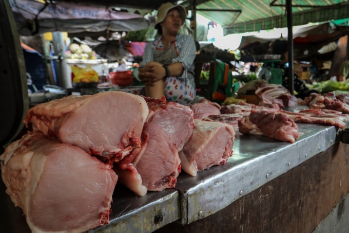 Tiểu thương bán thịt heo tại chợ chung cư Vĩnh Hội  (TP HCM). Ảnh: Thành Nguyễn