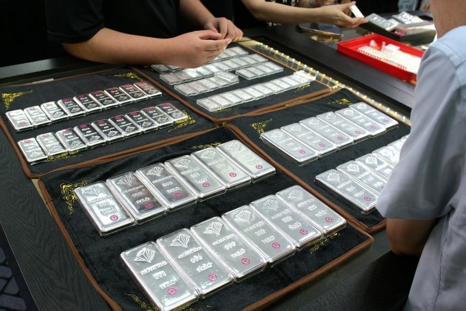 Giao dịch bạc miếng tại cửa hàng. Ảnh: Phương Linh