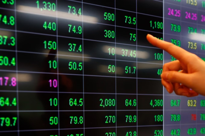 Nhà đầu tư đang theo dõi bảng điện tử tại trụ sở một công ty chứng khoán ở TP HCM. Ảnh: An Khương