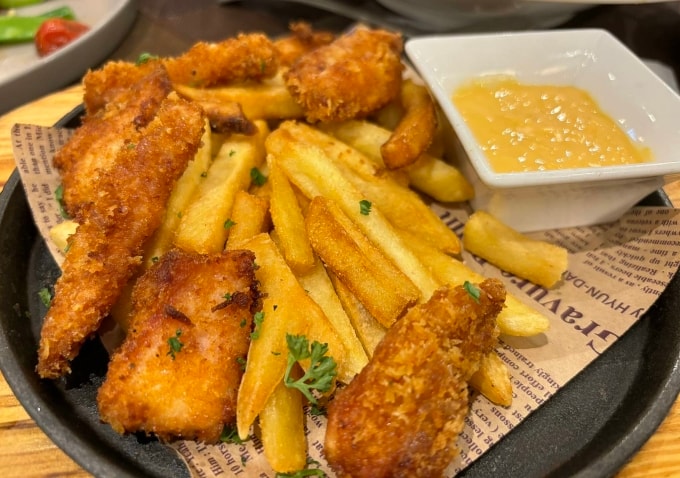 Hạn chế ăn thực phẩm chiên rán khi uống cà phê. Ảnh minh họa: Anh Chi