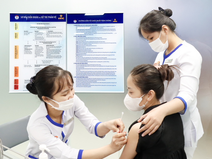 Thanh niên tiêm vaccine phòng bệnh dại tại Hệ thống Tiêm chủng VNVC. Ảnh: Bình An
