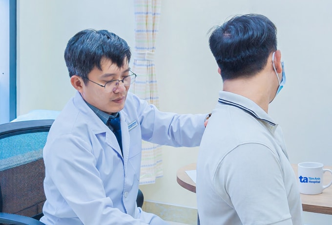 Bác sĩ Quỳnh đánh giá tình trạng sức khỏe cột sống của người bệnh. Ảnh: Bệnh viện Đa khoa Tâm Anh