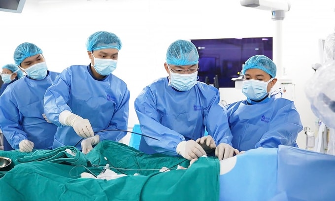 Bác sĩ thực hiện nghiệm pháp Ergonovine để xác định tình trạng co thắt mạch vành của người bệnh. Ảnh: Bệnh viện Đa khoa Tâm Anh