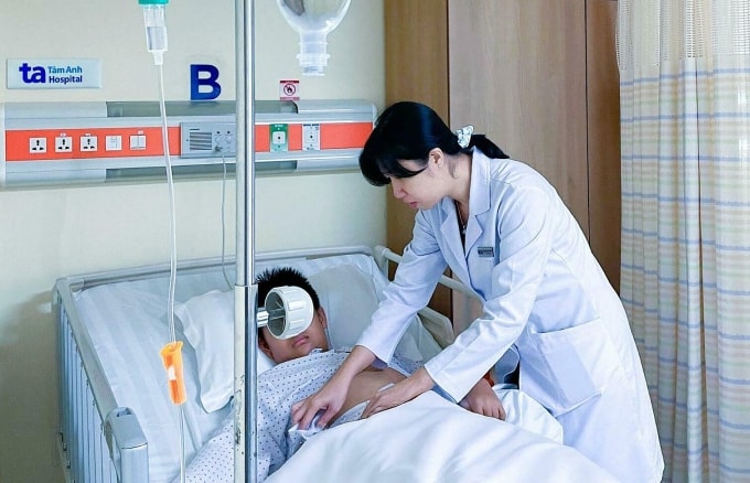 Bác sĩ Tú khám cho bé Hưng sau phẫu thuật. Ảnh: Bệnh viện Đa khoa Tâm Anh