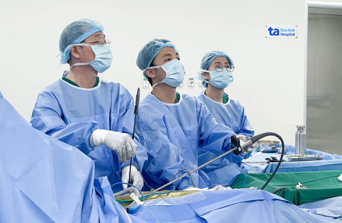 Bác sĩ Quyền (ngoài cùng bên trái) cùng êkíp tiến hành phẫu thuật cho anh Đông. Ảnh: Bệnh viện Đa khoa Tâm Anh