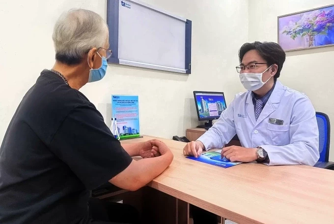 Bác sĩ Lê Khoa khám cho người bệnh. Ảnh minh họa: Bệnh viện Đa khoa Tâm Anh