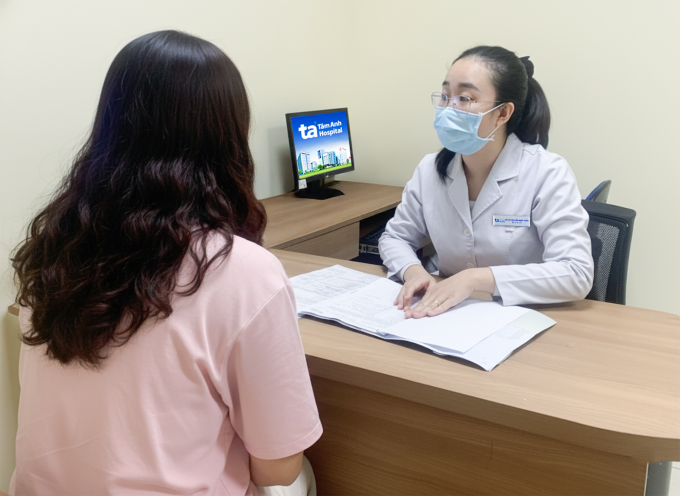 Bác sĩ Linh tư vấn cho Ngọc trong lần tái khám. Ảnh: Bệnh viện Đa khoa Tâm Anh